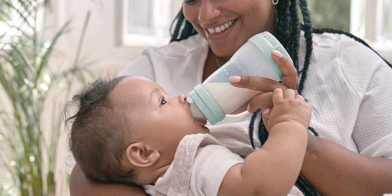 Mamá alimentando a su bebé con la mamadera MAM Easy Start Anti-Cólicos