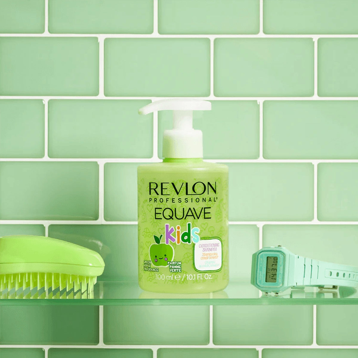 Shampoo Equave Kids manzana verde en repisa de baño con cepillo