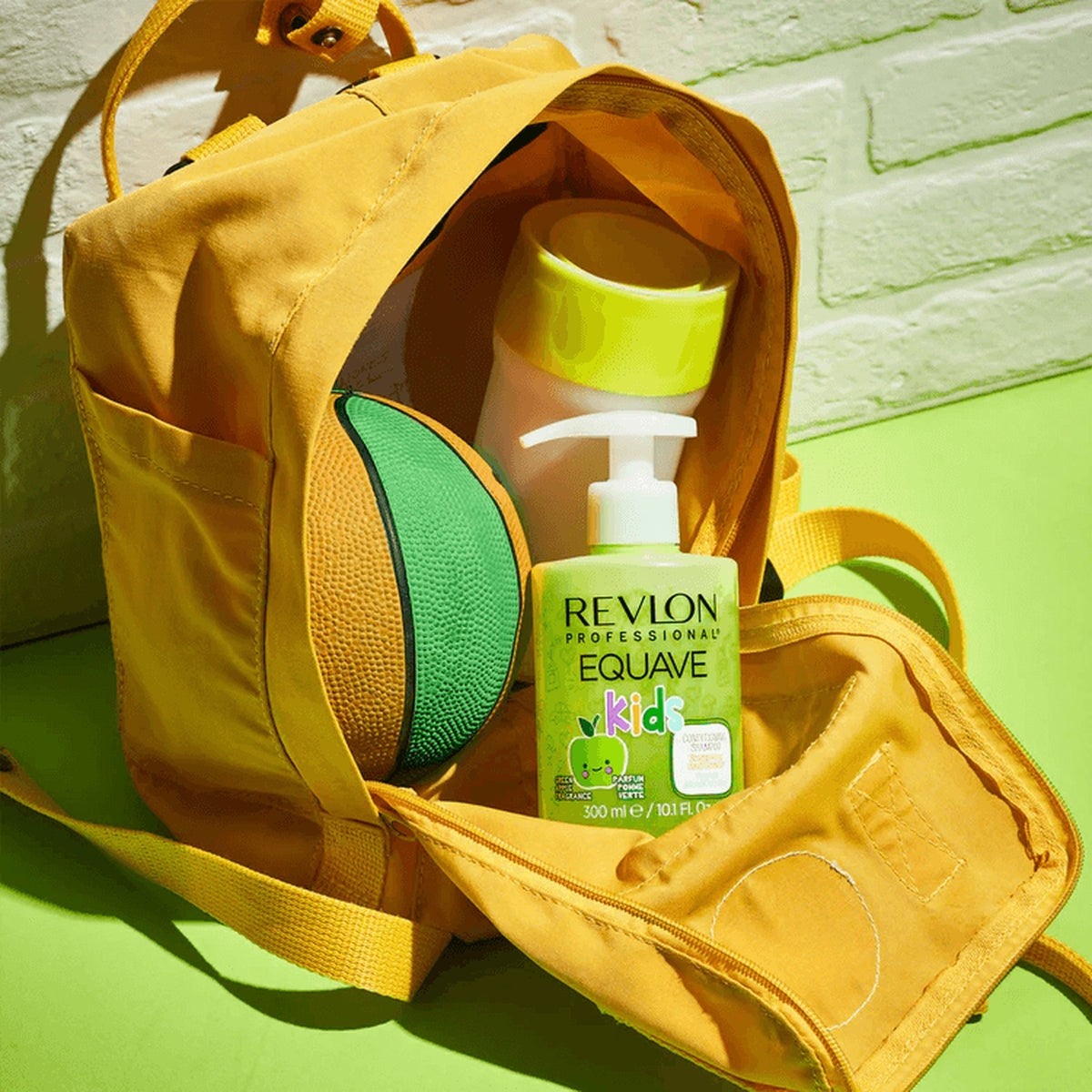 Shampoo Equave Kids manzana verde dentro de una mochila de viaje