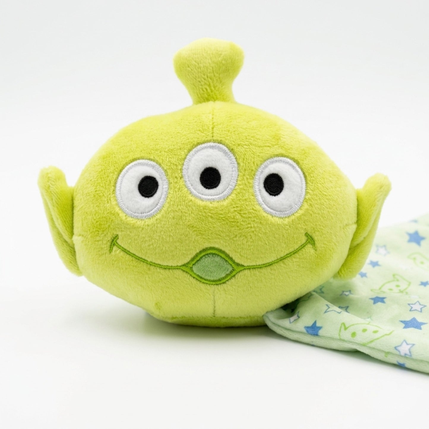 Primer plano de la carita de peluche del Alien de tres ojos de Toy Story