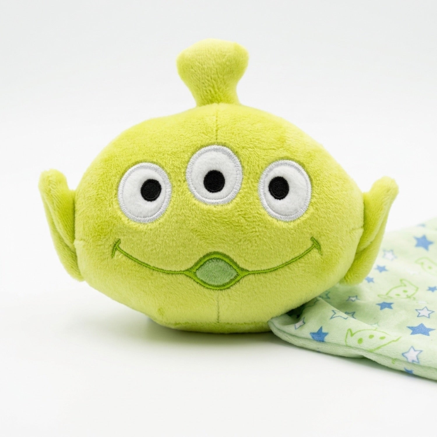 Primer plano de la carita de peluche del Alien de tres ojos de Toy Story