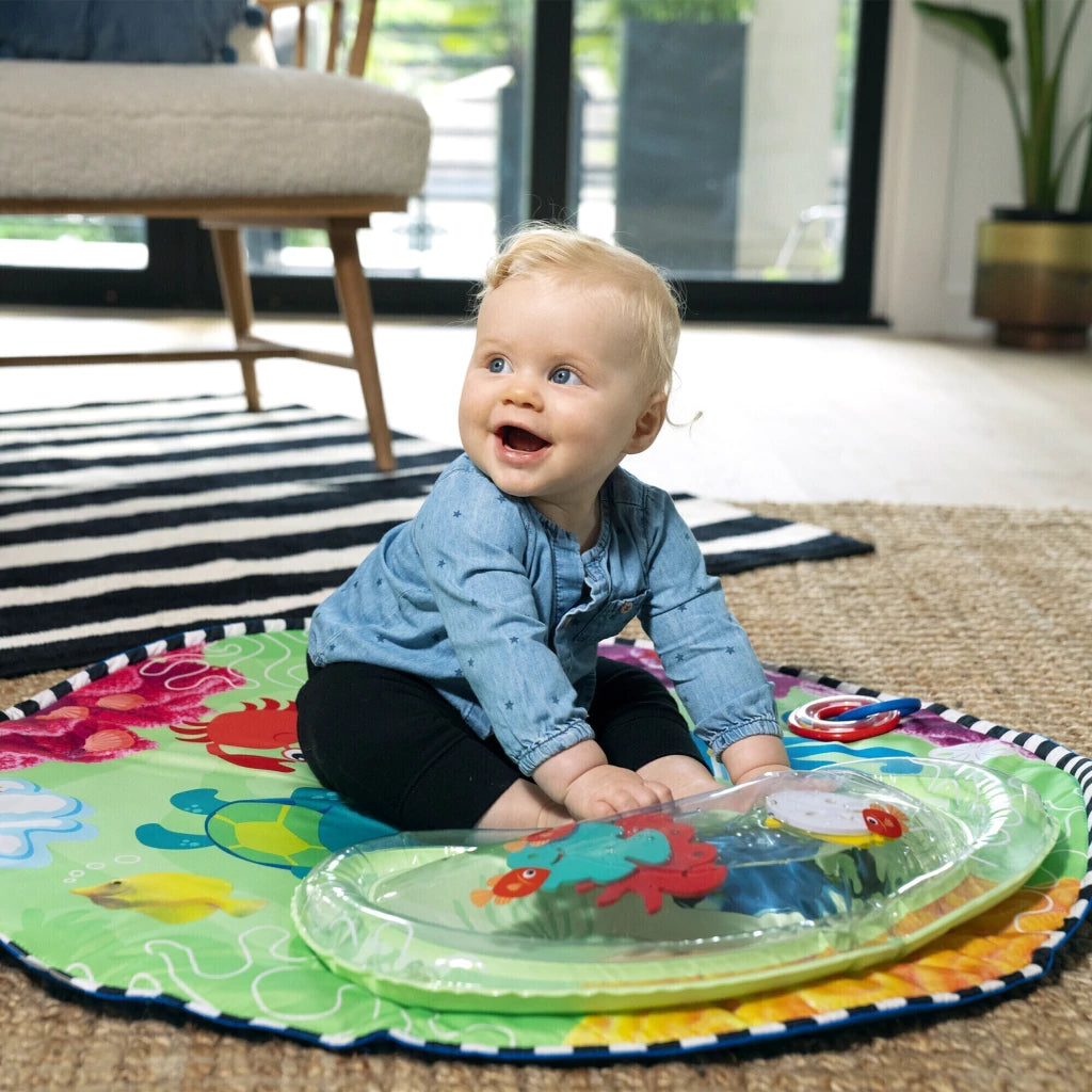 Bebé boca abajo en el gimnasio Baby Einstein Sea Floor Explorers