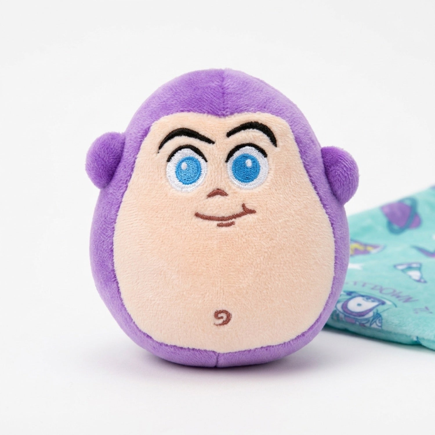 Primer plano de la carita de peluche de Buzz Lightyear con su casco morado