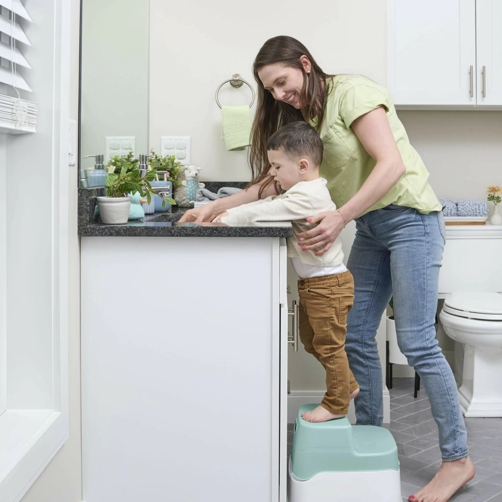 Ambiente de baño con la bacinica y taburete Ingenuity salvia