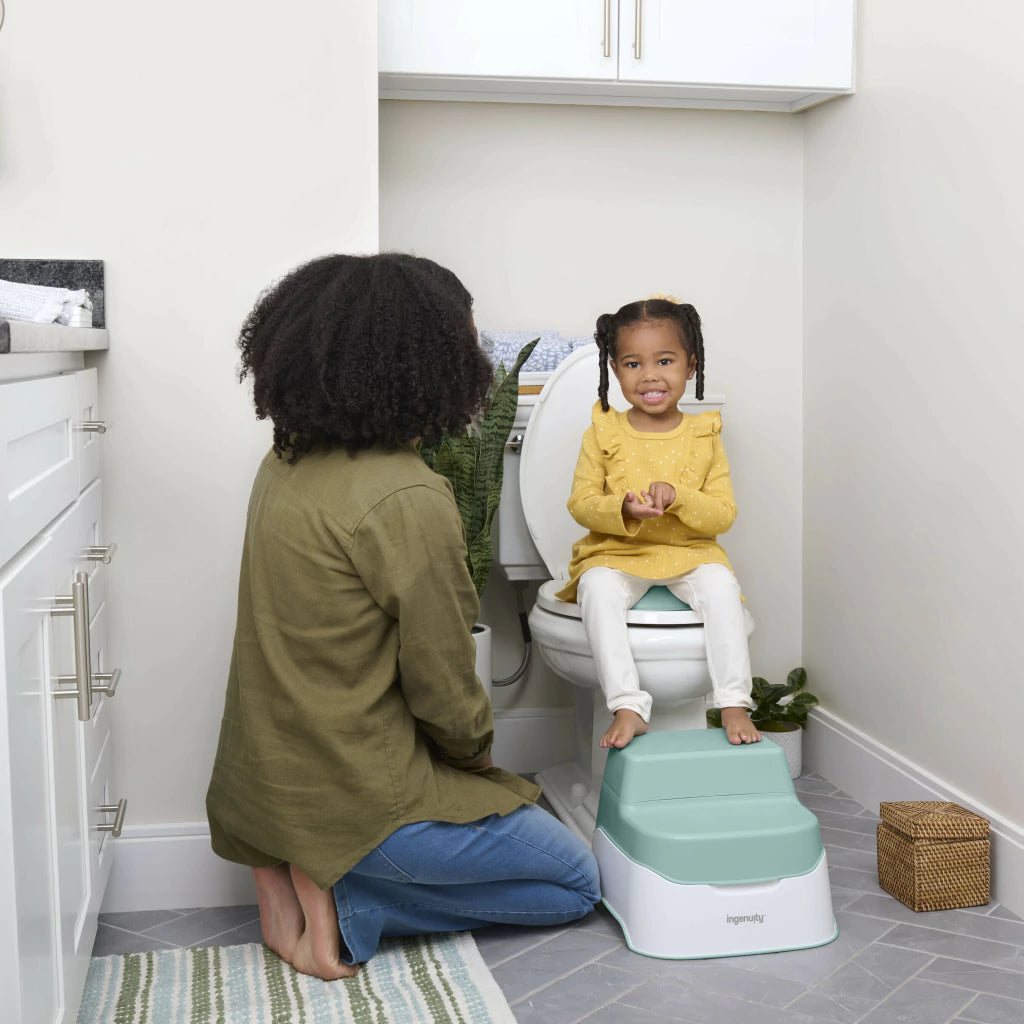 Bebé aprendiendo a ir al baño con la bacinica Ingenuity