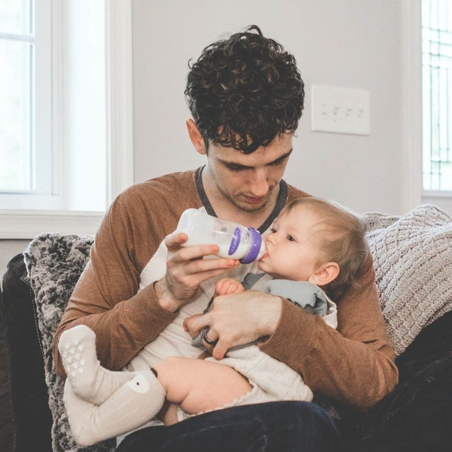 Papá alimentando a su bebé con la mamadera Lansinoh Natural Wave