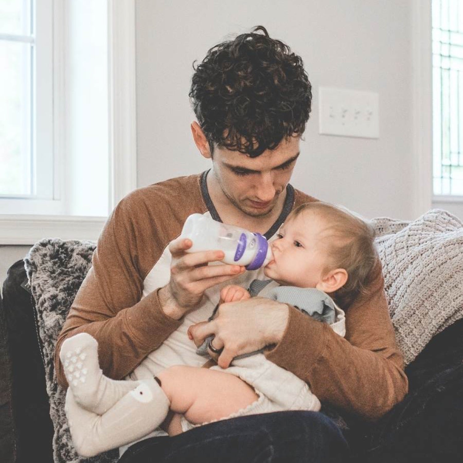 Papá alimentando a su bebé con la mamadera Lansinoh Natural Wave